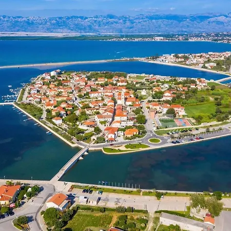 Apartments And Rooms With Hot Tub Nin, Zadar - 5858 Konukevi 3*
