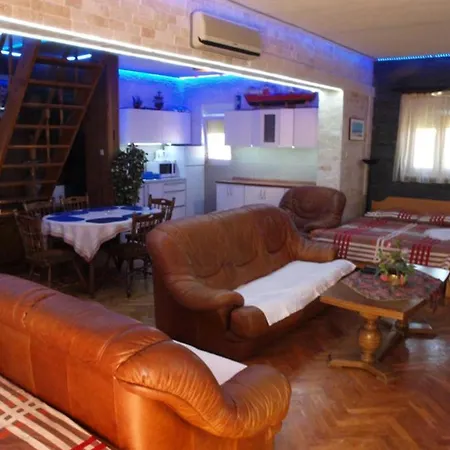 Apartments And Rooms With Hot Tub Nin, Zadar - 5858 Konukevi 3*